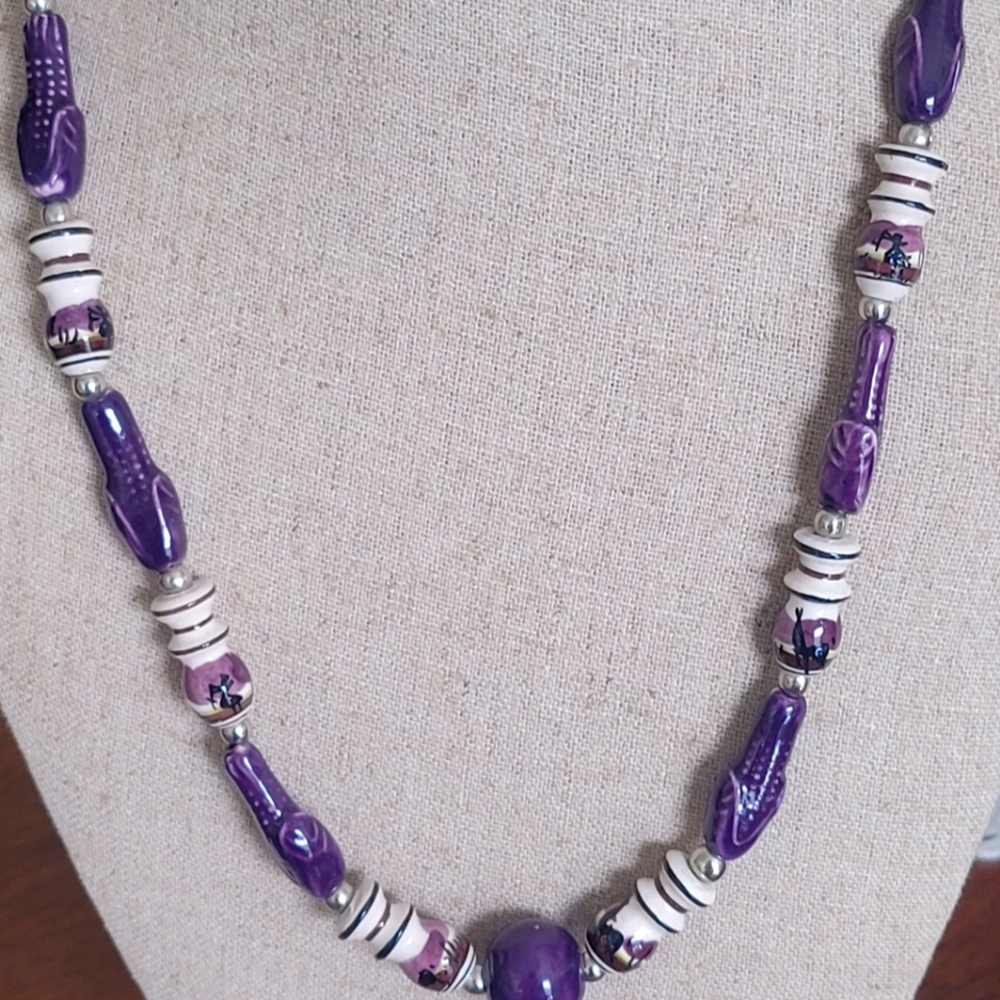 VINTAGE BEAUTIFUL 18" LONG NECKLACE WITH SCREW CLOSER